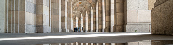 Kongresshalle_Arkadengang_Spiegelung