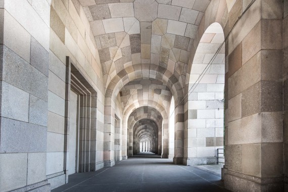Blick in den Arkadengang der Kongresshalle