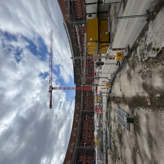 Kranaufbau im Kongresshallen-Innenhof