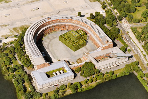 Blick von oben auf den zu errichtenden Ergänzungsbau als neue Spielstätte des Staatstheater Nürnberg im Kongresshallen-Innenhof (Computergrafik)