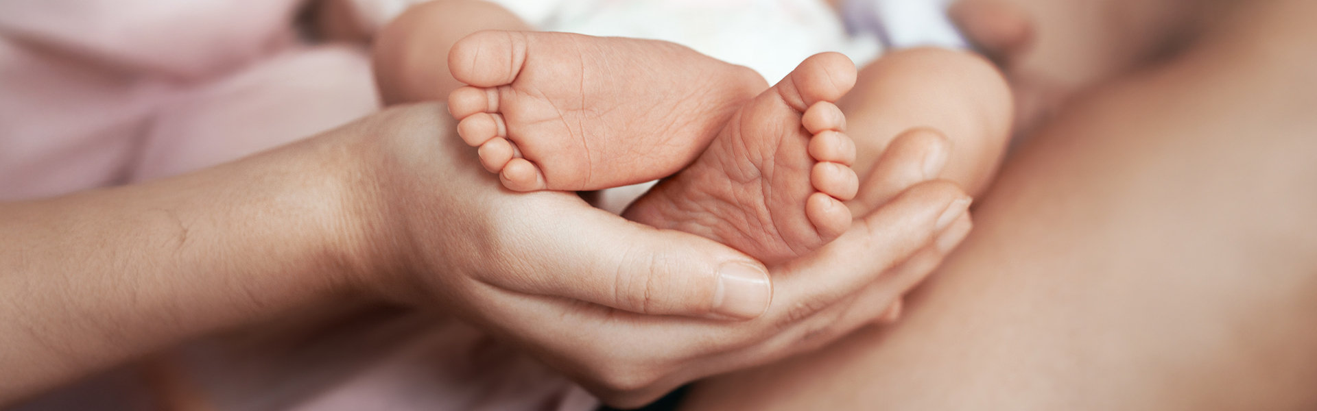 Eltern halten Füße Ihres Babys