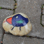 Stein mit blauem Vogel