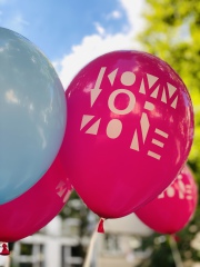 Pinke und blaue Luftballons mit KommVorZone-Logo
