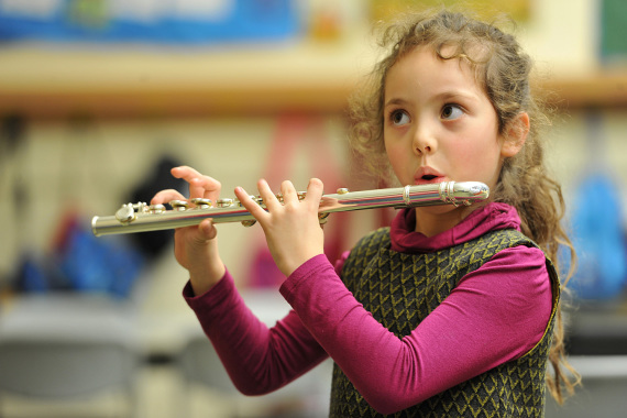 Musikschule Mäddchen mit Flöte