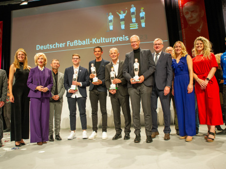 Das Bild zeigt die Gewinner von den 4 Preisen beim Deutschen Fußball-Kultur·preis 2023.