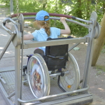 Ein Mädchen im Rollstuhl auf der Rollischaukel