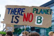 Schild mit der Aufschrift "There is no Planet B"