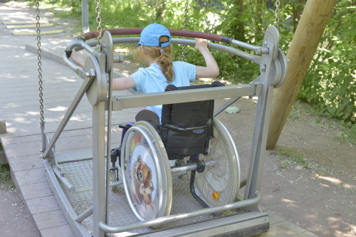 © Dietmar Konzack Ein Mädchen im Rollstuhl auf der Rollischaukel © Dietmar Konzack