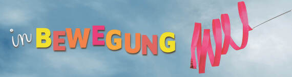 Das Jahresmotto des Erfahrungsfelds 2026 "in Bewegung" in bunter Schrift