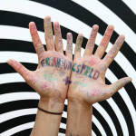 Bild von bemalten Händen