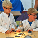 Science Camp Labor mit Jungs