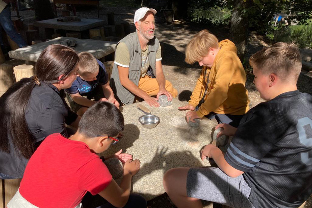 blinde Mitarbeitende zusammen mit Kindern an der Backstation