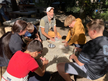 Foto von blinden Mitarbeitern vom Erfahrungs·feld zusammen mit Kindern an der Back·station., Bild © Erfahrungsfeld / Stadt Nürnberg