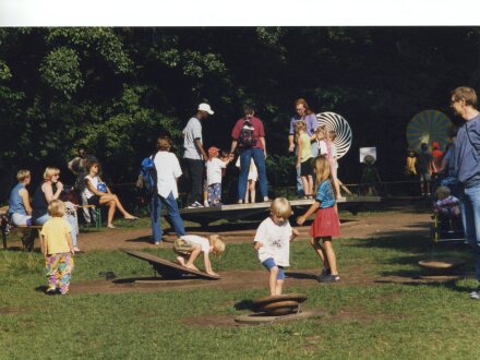 Foto von Kindern und Erwachsenen auf verschiedenen Balance·scheiben., Bild © Erfahrungsfeld / Stadt Nürnberg