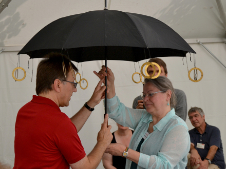 Foto von 2 Personen bei einer Übung von der Erfahrungs·feld-Akademie. Die beiden Personen halten einen Regen·schirm in der Hand. Die Übung heißt: Klingel·schirm., Bild © Erfahrungsfeld / Stadt Nürnberg