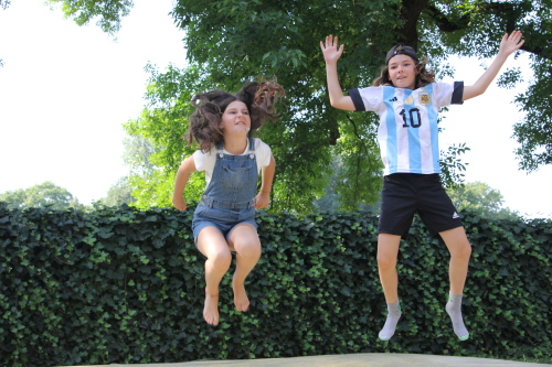Zwei Kinder hüpfen auf dem Wasserkissen © Olga Komarova