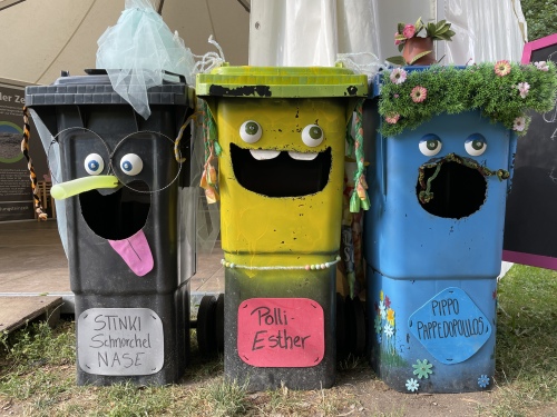 Drei lustige Mülltonnen-Monster warten auf Futter © Manuela Prill