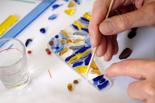 © Glas-Stadl Oberrieden / Stadt Nürnberg Hände beim Basteln eines Glasmosaiks © Glas-Stadl Oberrieden / Stadt Nürnberg