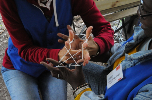 Zwei Personen zeigen gemeinsam eine Fadenfigur © Dietmar Konzack