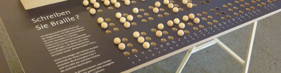 Tisch mit Braille-Buchstaben
