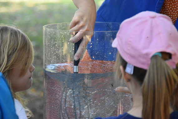 Kinder staunen über den Wasserstrudel