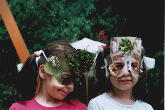 zwei Mädchen tragen selbstgebastelte Masken