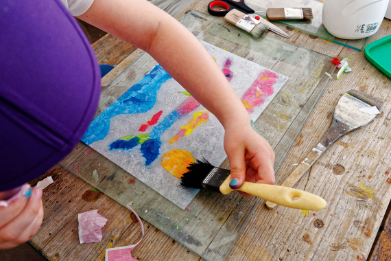 Ein Mädchen bestreicht feuchtes Hanji-Papier mit einem Pinsel