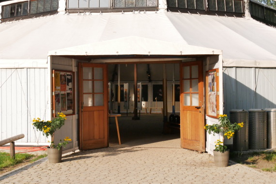 Das Hippodrom-Zelt mit geöffneten Türen