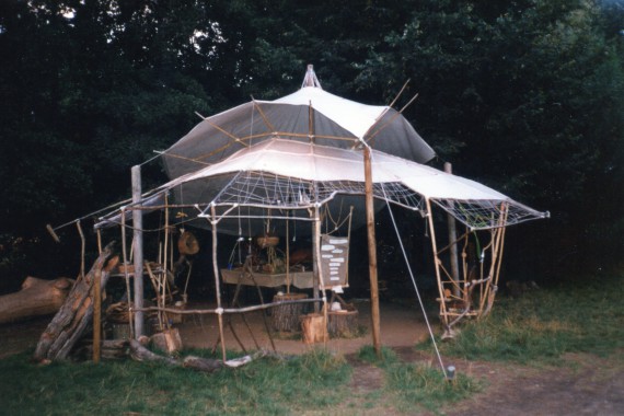 ein Zelt aus Naturmaterialien