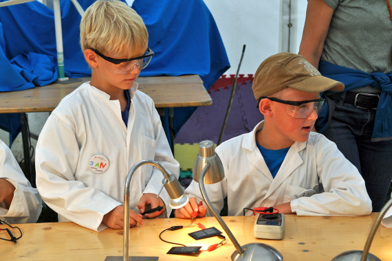 Science Camp Labor mit Jungs