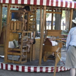 eine alte Holzkarussel auf dem Erfahrungsfeld