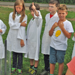 Kinder im Science Camp experimentieren