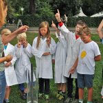 Science Camp Gruppe von Kindern auf der Wiese