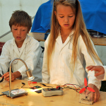 Science Camp Kinder im  Labor Ventilator bauen