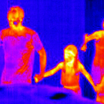 Wärmebild einer Familie im Dunkelgang