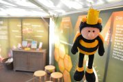 Stoffbienchen mit Krone im Bienenzelt des Erfahrungsfelds