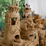 Häuser aus Lehm, gebastelt von Kindern