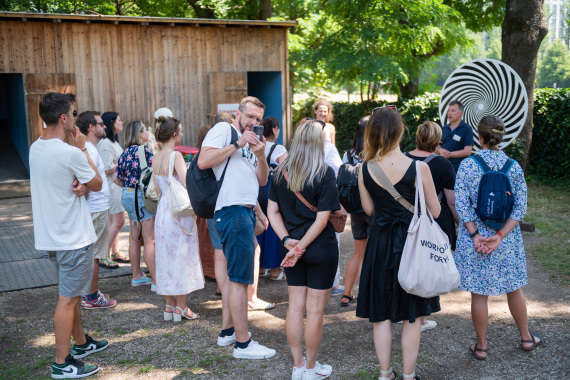 Eine Gruppe von Erwachsenen bei einer Führung auf dem Erfahrungsfeld