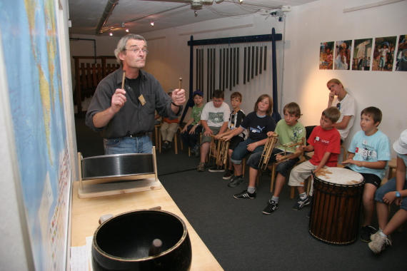 Kinder probieren verschiedene Instrumente aus
