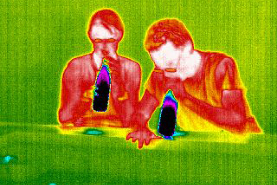ein Infrarotbild von zwei Menschen im Dunkelcafé
