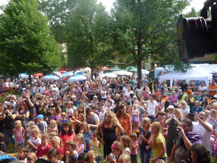 Foto von sehr viele Menschen auf einer Wiese beim Stadt·teil·fest im Kultur·laden Gartenstadt., Bild © KUF / Stadt Nürnberg