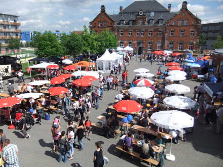 Foto von sehr vielen Menschen bei einem Fest im Kultur·laden Villa Leon., Bild © Villa Leon / Stadt Nürnberg