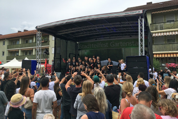 Stadtteilfest Gartenstadt Kokolo mit Publikum und Bühne