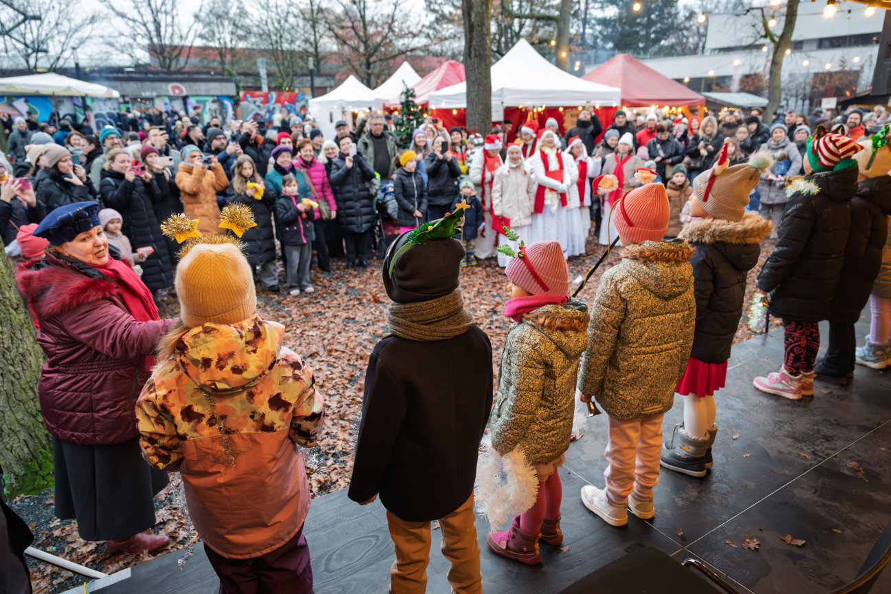 Kinder beim Weihnachtsmarkt in Langwasser