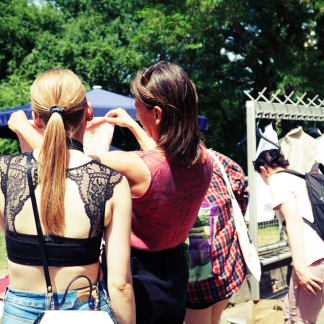 ( Bild: Stephanie Thomas / Stadt Nürnberg ) Foto vom Kleidertausch im Loni-Übler-Haus