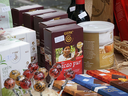 Foto von nachhaltigen Lebens·mitteln auf einem Tisch., Bild © Svenja Holy / Stadt Nürnberg