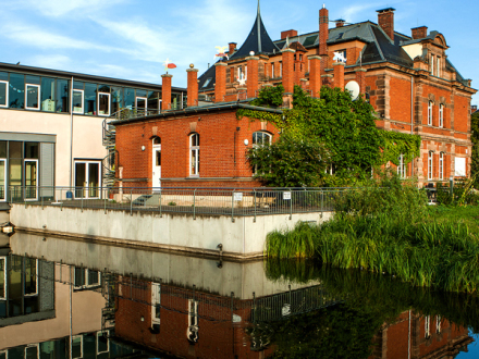 Foto vom Kultur·laden Villa Leon von außen. Vor dem Gebäude ist ein künstlich angelegter See., Bild © www.petrakellner.de / Petra Kellner