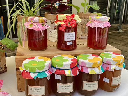 Foto von 7 Marmeladen·gläsern auf einem Tisch., Bild © Sonja Wolfstädter / Stadt Nürnberg