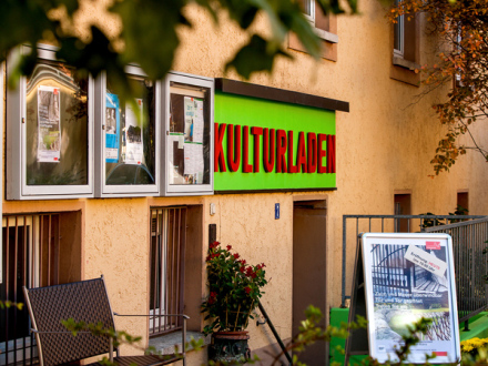Foto vom Eingang vom Kultur·laden Gartenstadt., Bild © Petra Kellner / Stadt Nürnberg