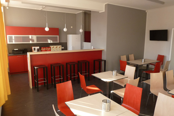 Caféraum mit grauen wänden und roter Theke